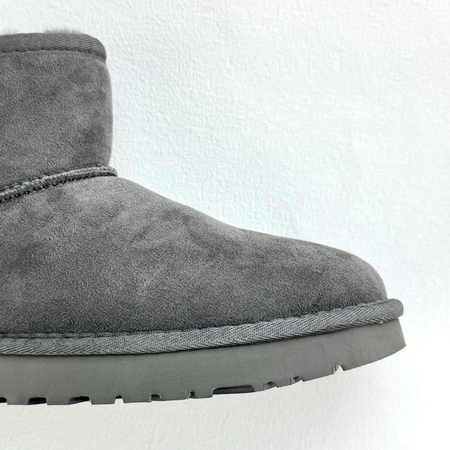 💰360 6222 Classic Mini II Mini classic short boots 2.0 Shoe shaft height: about 14CM Upper: Made of 17mm fur-integrated sheepskin, with a pre-treated water-repellent and anti-fouling coating Insole: 17mm sheepskin insole Sole: Treadlite by UGG™ light wing technology outsole - non-slip, cushioning, wear resistance, and good elasticity Heel: Leather heel label with embossed brand LOGO Size:35 36 37 38 39 40